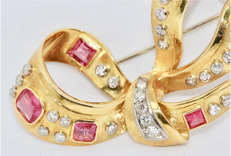 Elegante Brosche aus 18 Karat Gold mit Rubinen und Diamanten