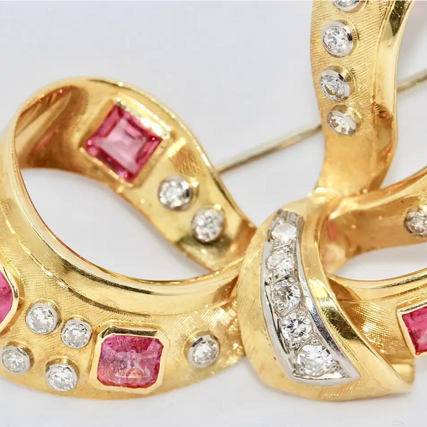 Elegante Brosche aus 18 Karat Gold mit Rubinen und Diamanten