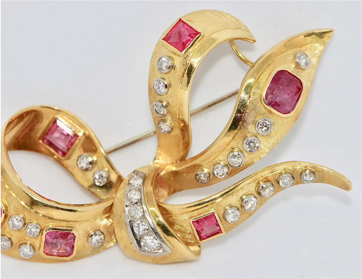 Elegante Brosche aus 18 Karat Gold mit Rubinen und Diamanten