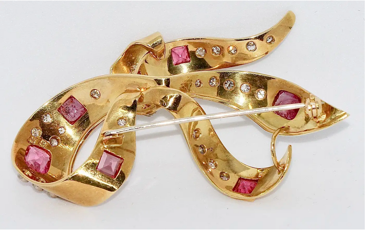 Elegante Brosche aus 18 Karat Gold mit Rubinen und Diamanten