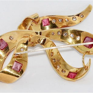 Elegante Brosche aus 18 Karat Gold mit Rubinen und Diamanten
