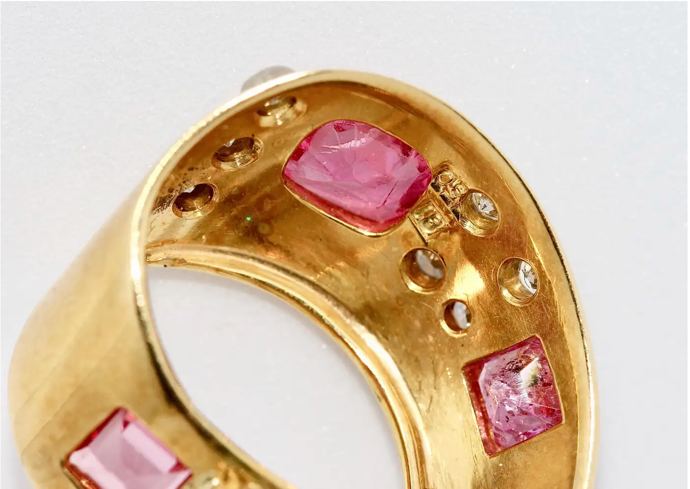 Elegante Brosche aus 18 Karat Gold mit Rubinen und Diamanten