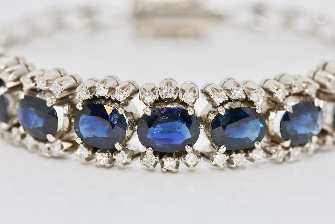 Elegantes Saphir-Diamant-Armband aus 18 Karat Weißgold