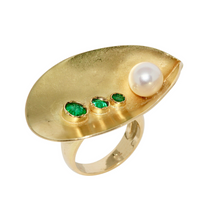 Skulpturaler Designring aus 18 Karat Gold mit Smaragden und Perle