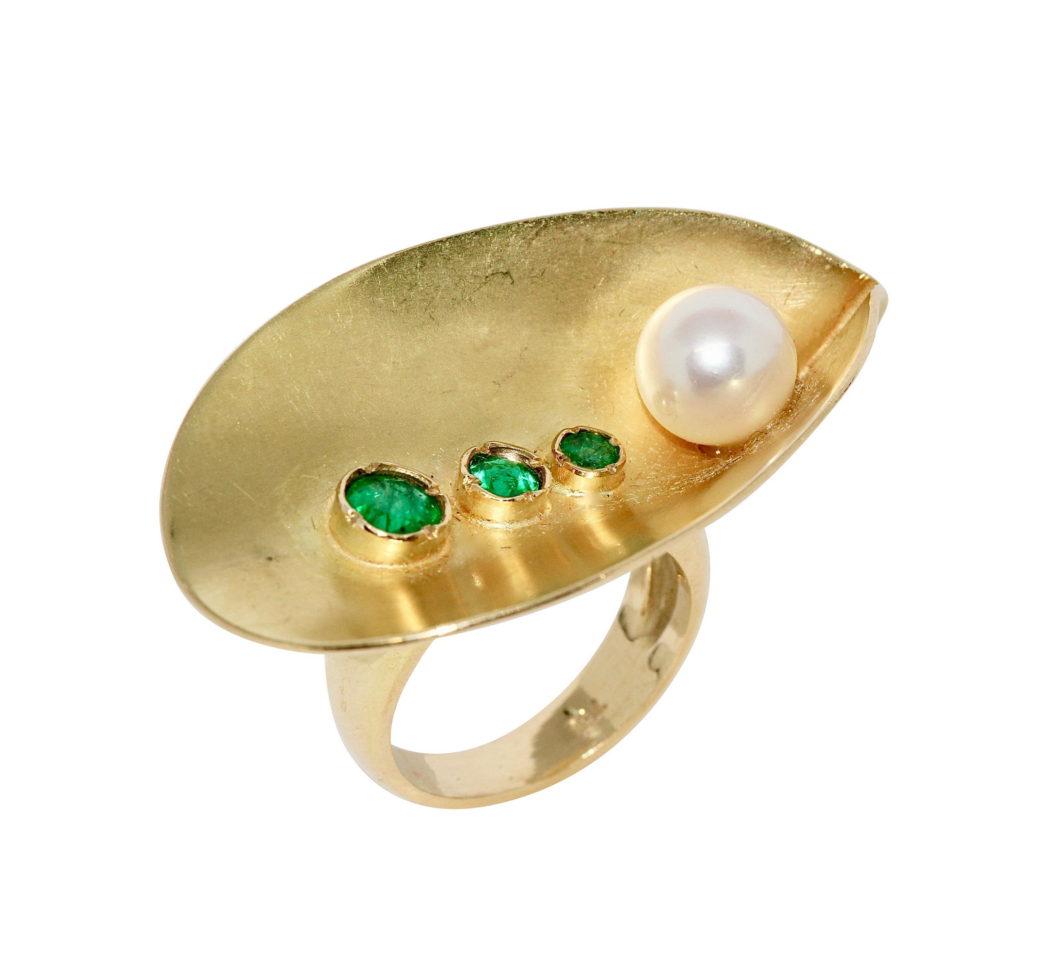 Skulpturaler Designring aus 18 Karat Gold mit Smaragden und Perle
