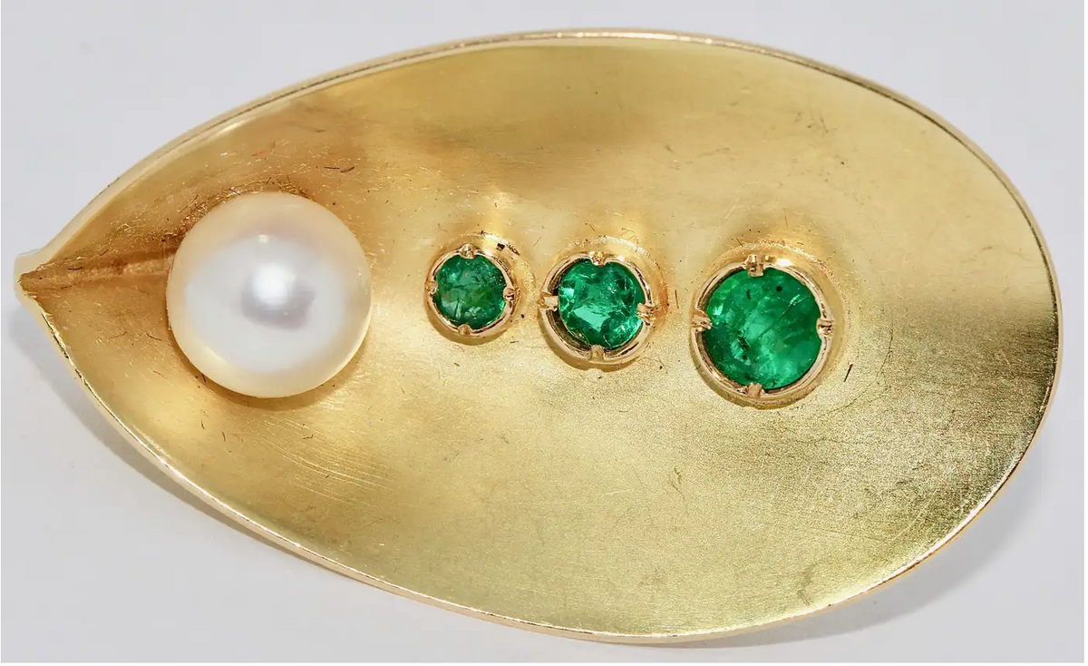 Skulpturaler Designring aus 18 Karat Gold mit Smaragden und Perle