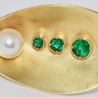 Skulpturaler Designring aus 18 Karat Gold mit Smaragden und Perle