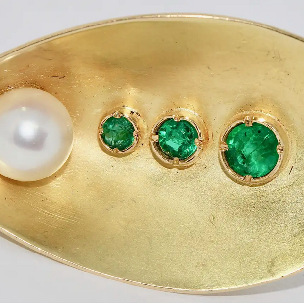 Skulpturaler Designring aus 18 Karat Gold mit Smaragden und Perle