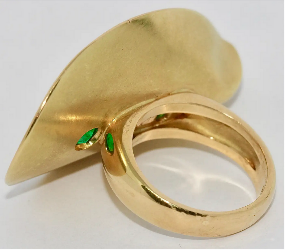 Skulpturaler Designring aus 18 Karat Gold mit Smaragden und Perle