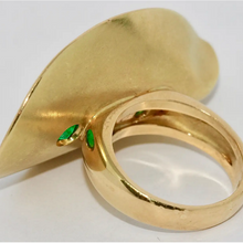 Skulpturaler Designring aus 18 Karat Gold mit Smaragden und Perle