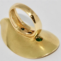 Skulpturaler Designring aus 18 Karat Gold mit Smaragden und Perle