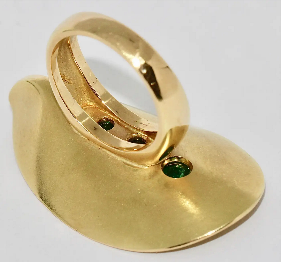 Skulpturaler Designring aus 18 Karat Gold mit Smaragden und Perle