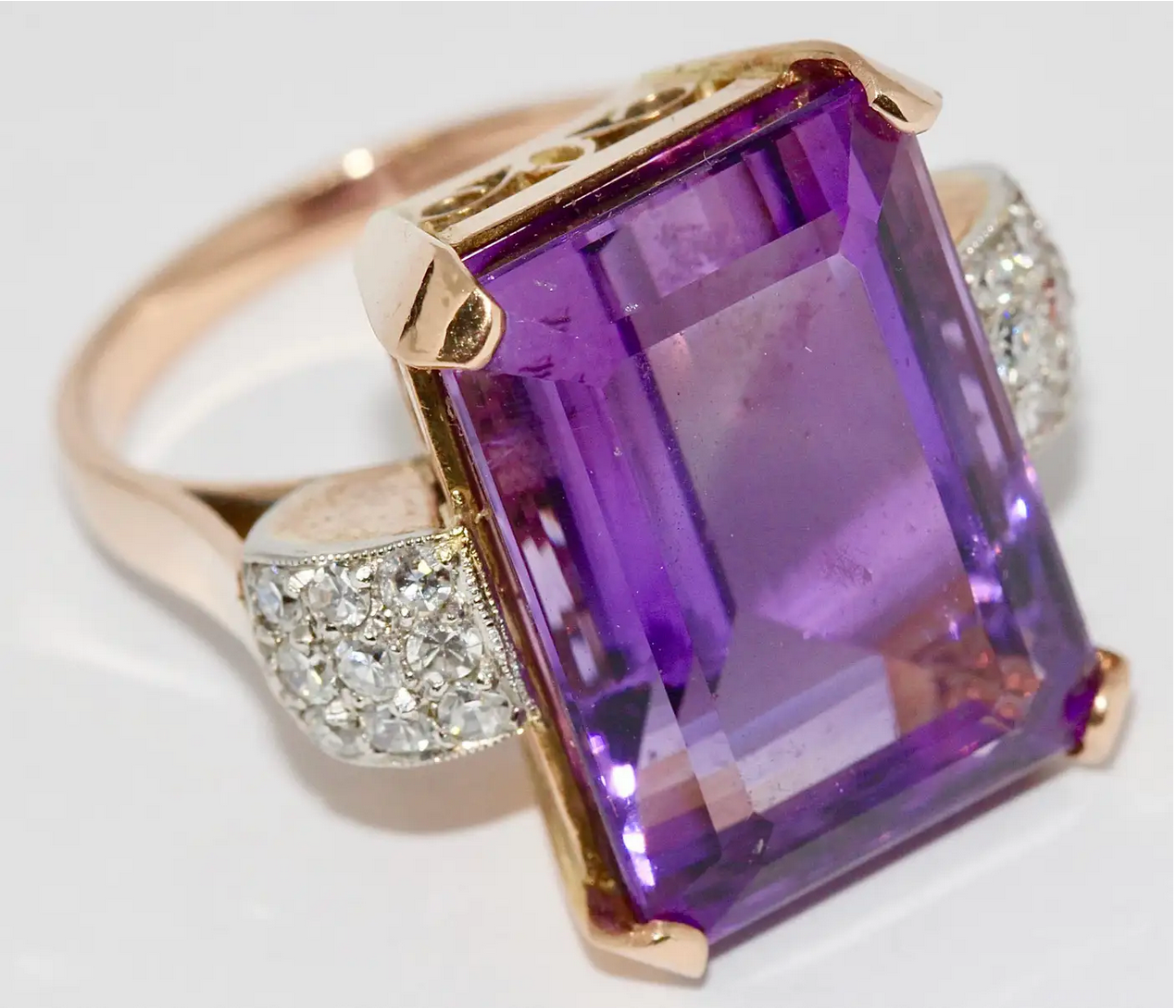Eleganter Cocktailring aus 14 Karat Roségold mit großem Amethyst und Diamanten