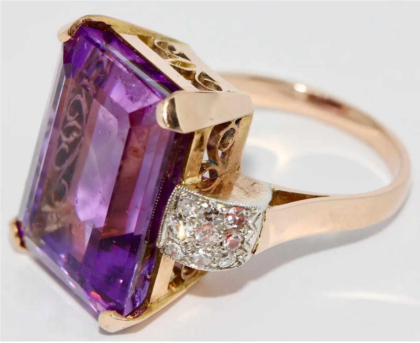 Eleganter Cocktailring aus 14 Karat Roségold mit großem Amethyst und Diamanten