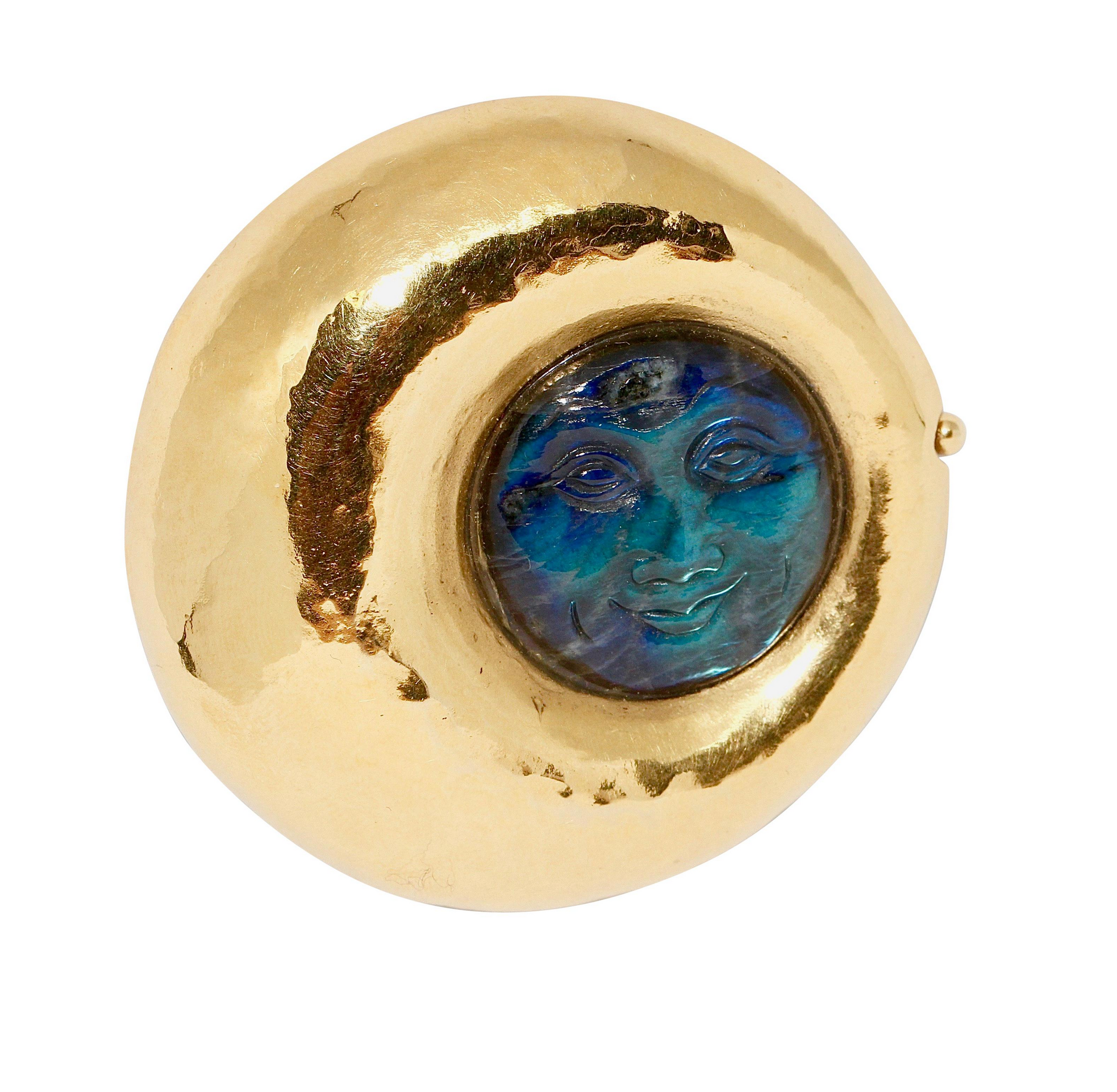 Künstlerische 18 Karat Goldbrosche mit graviertem Labradorit-Mondgesicht