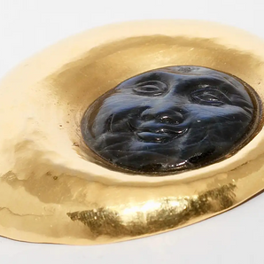 Künstlerische 18 Karat Goldbrosche mit graviertem Labradorit-Mondgesicht