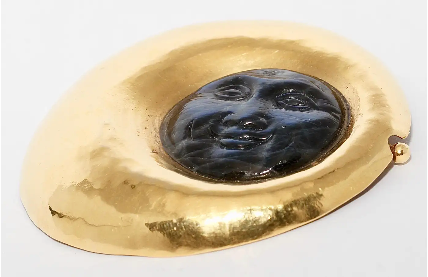 Künstlerische 18 Karat Goldbrosche mit graviertem Labradorit-Mondgesicht