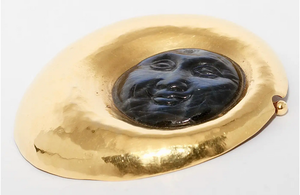 Künstlerische 18 Karat Goldbrosche mit graviertem Labradorit-Mondgesicht