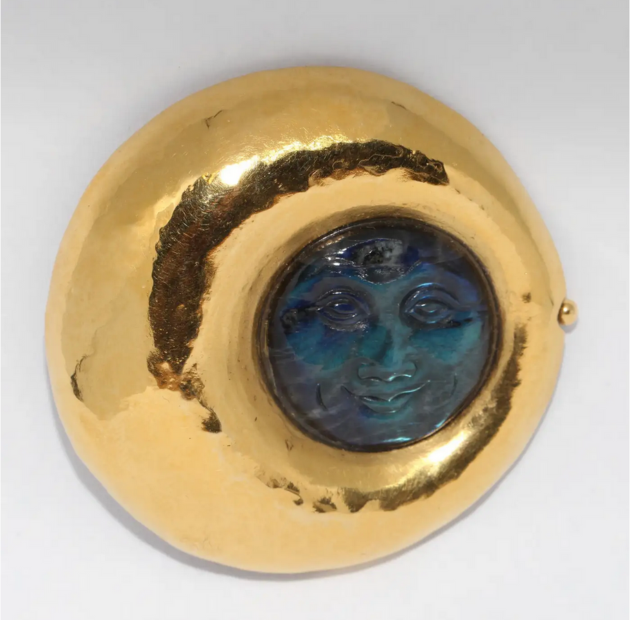 Künstlerische 18 Karat Goldbrosche mit graviertem Labradorit-Mondgesicht