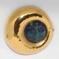 Künstlerische 18 Karat Goldbrosche mit graviertem Labradorit-Mondgesicht