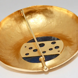 Künstlerische 18 Karat Goldbrosche mit graviertem Labradorit-Mondgesicht