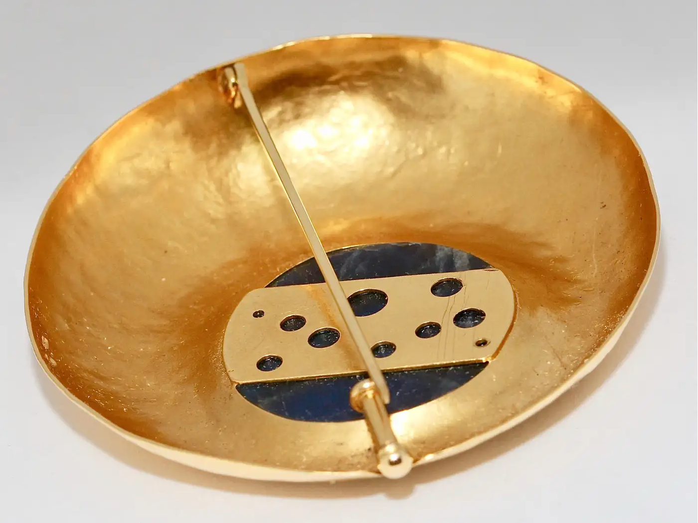 Künstlerische 18 Karat Goldbrosche mit graviertem Labradorit-Mondgesicht