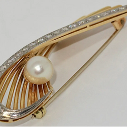 18 Karat Goldbrosche mit Diamanten und Perle