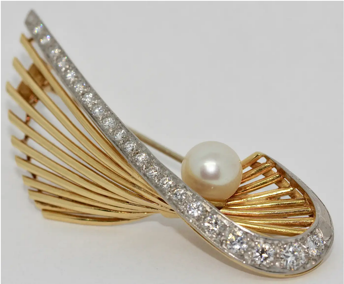 18 Karat Goldbrosche mit Diamanten und Perle