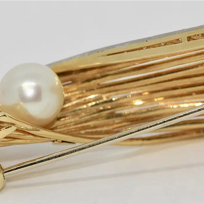 18 Karat Goldbrosche mit Diamanten und Perle