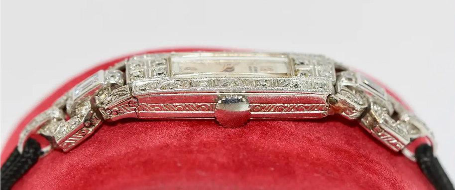Art Déco Damenarmbanduhr aus Platin mit Diamanten