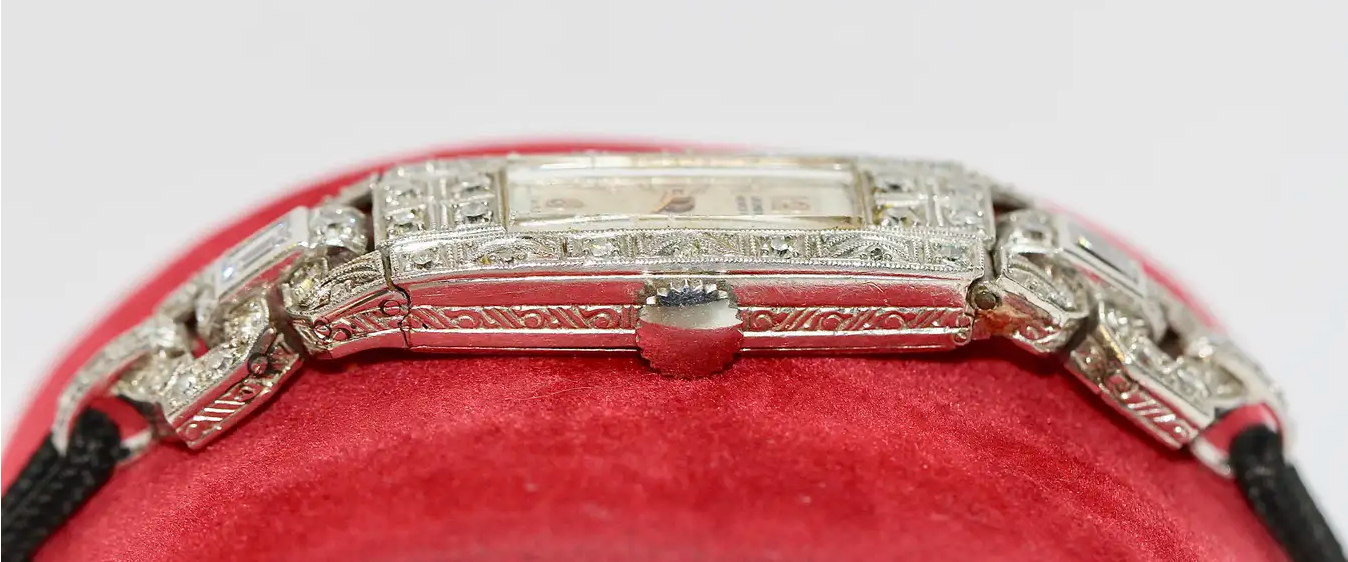 Art Déco Damenarmbanduhr aus Platin mit Diamanten