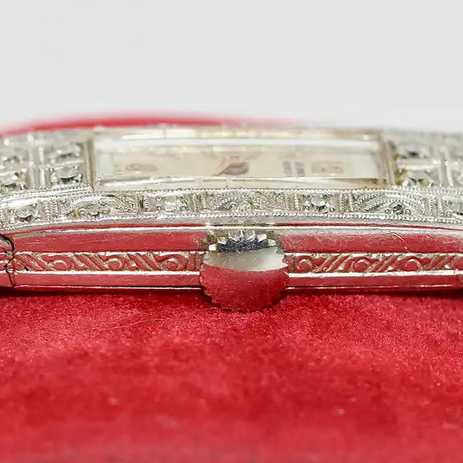 Art Déco Damenarmbanduhr aus Platin mit Diamanten