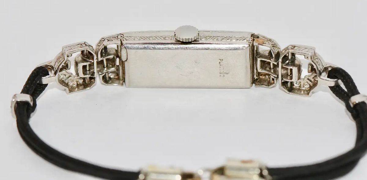 Art Déco Damenarmbanduhr aus Platin mit Diamanten