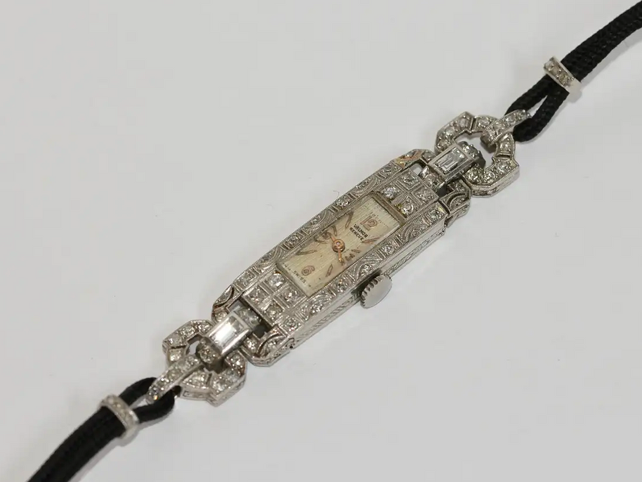 Art Déco Damenarmbanduhr aus Platin mit Diamanten