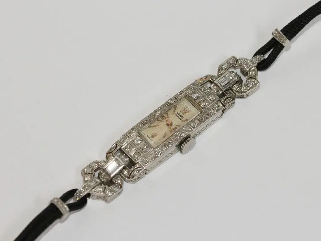 Art Déco Damenarmbanduhr aus Platin mit Diamanten