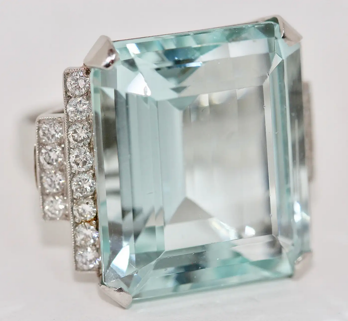 Außergewöhnlicher Platinring mit großem Aquamarin und Diamanten