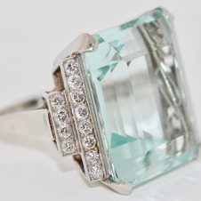Außergewöhnlicher Platinring mit großem Aquamarin und Diamanten