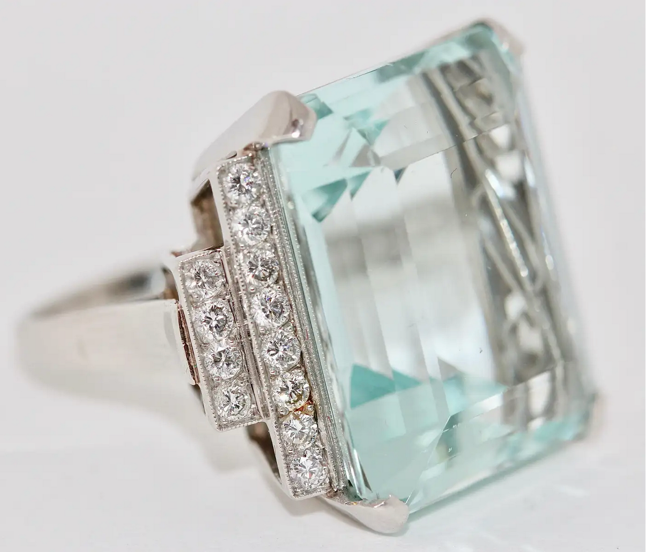 Außergewöhnlicher Platinring mit großem Aquamarin und Diamanten