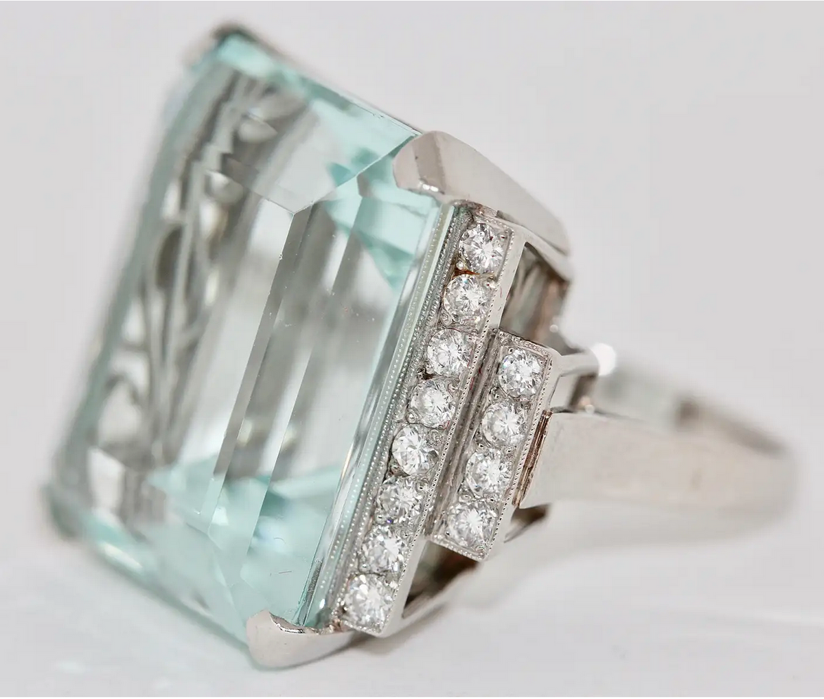 Außergewöhnlicher Platinring mit großem Aquamarin und Diamanten