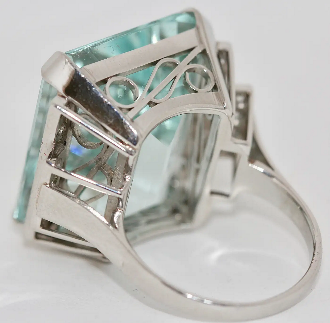 Außergewöhnlicher Platinring mit großem Aquamarin und Diamanten