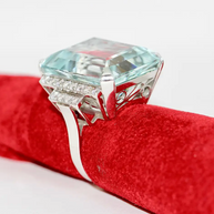 Außergewöhnlicher Platinring mit großem Aquamarin und Diamanten