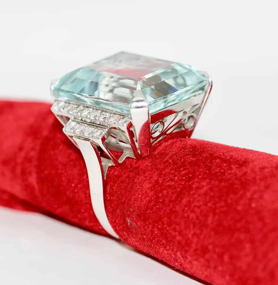 Außergewöhnlicher Platinring mit großem Aquamarin und Diamanten