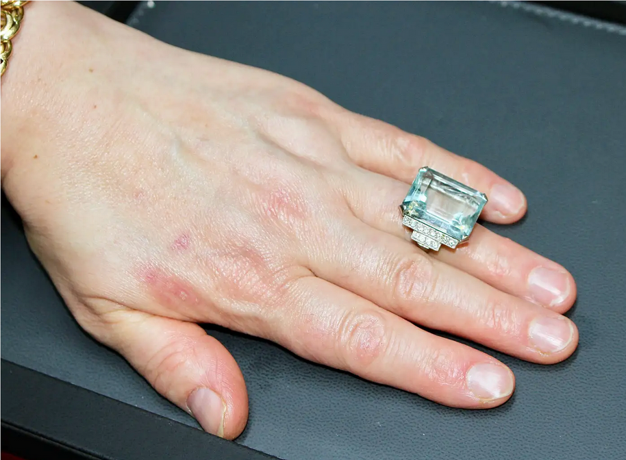Außergewöhnlicher Platinring mit großem Aquamarin und Diamanten