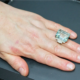 Außergewöhnlicher Platinring mit großem Aquamarin und Diamanten