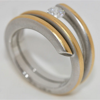 Modernistischer Solitärring aus 950 Platin und 21,6 Karat Gelbgold mit 0,53 ct Diamant (D/IF)