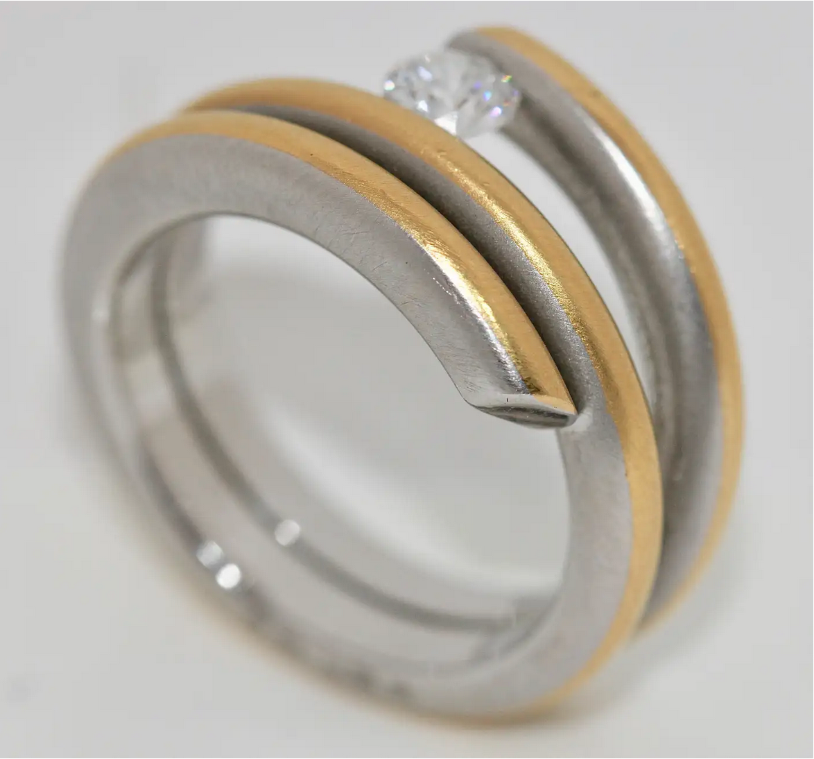 Modernistischer Solitärring aus 950 Platin und 21,6 Karat Gelbgold mit 0,53 ct Diamant (D/IF)