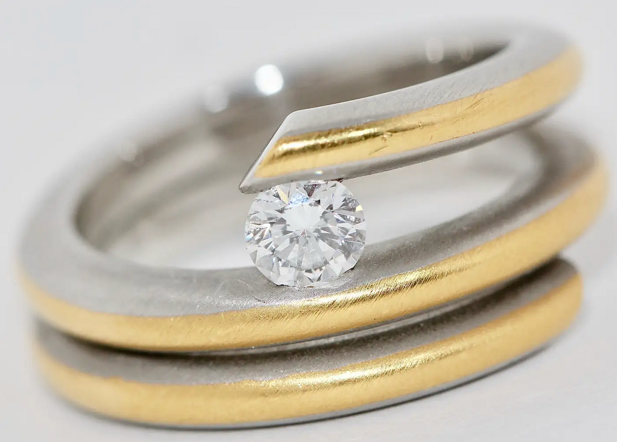 Modernistischer Solitärring aus 950 Platin und 21,6 Karat Gelbgold mit 0,53 ct Diamant (D/IF)