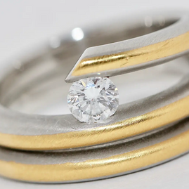 Modernistischer Solitärring aus 950 Platin und 21,6 Karat Gelbgold mit 0,53 ct Diamant (D/IF)