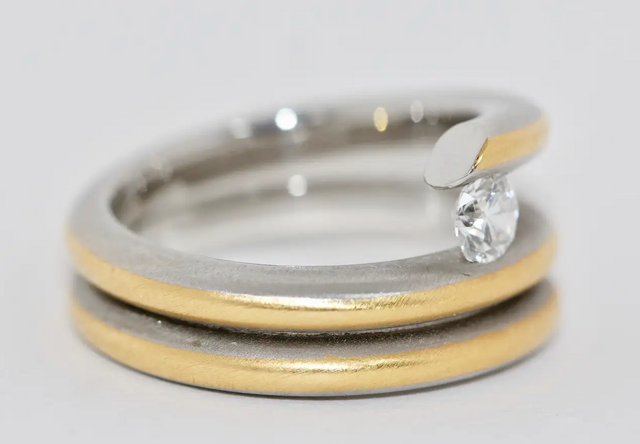 Modernistischer Solitärring aus 950 Platin und 21,6 Karat Gelbgold mit 0,53 ct Diamant (D/IF)