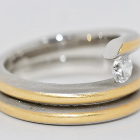 Modernistischer Solitärring aus 950 Platin und 21,6 Karat Gelbgold mit 0,53 ct Diamant (D/IF)